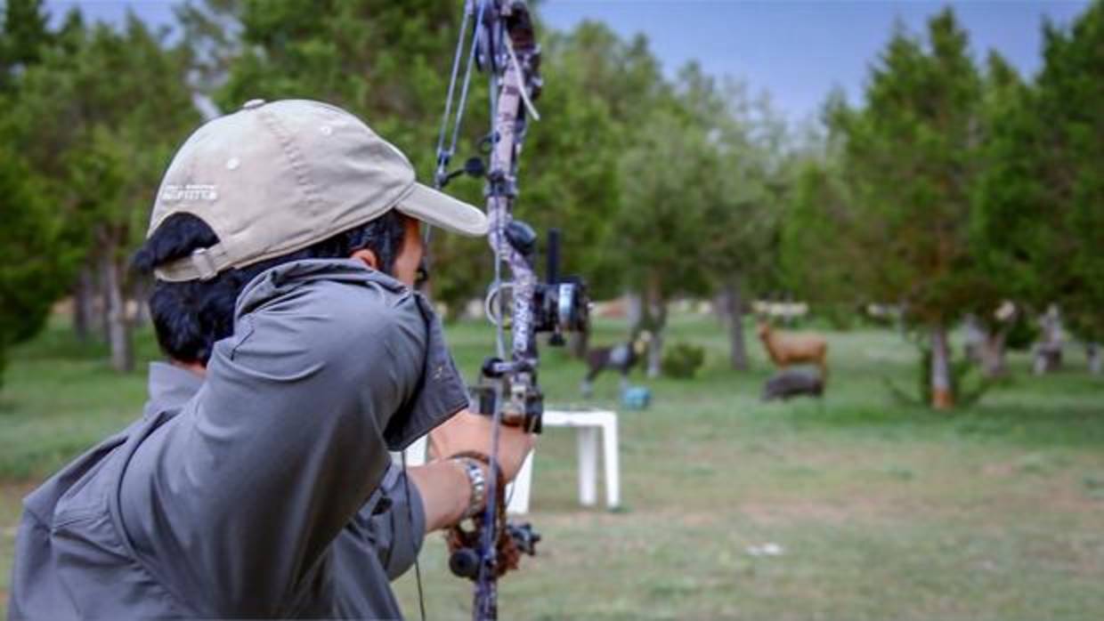 Daniel González, delegado de Arco en el RFEC, practica recorrido de caza con arco, foto de: Alberto Ferreras para ABC